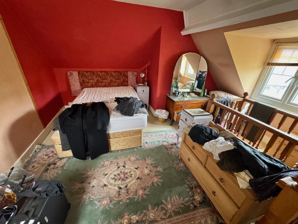 Lot: 159 - FIRST FLOOR FLAT FOR IMPROVEMENT WITH SEA VIEWS - Attic room
